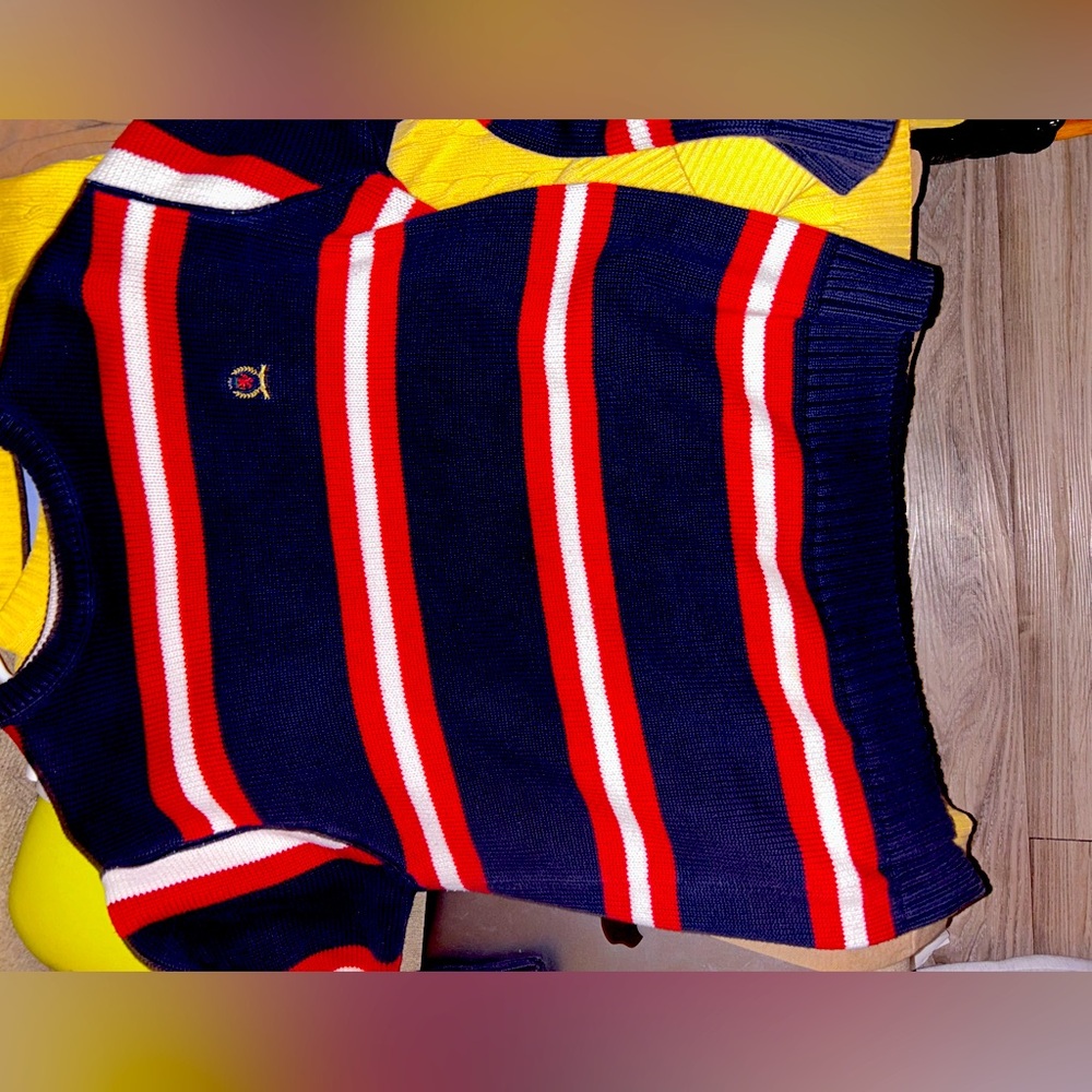 Vintage Tommy Hilfiger sweater light wear